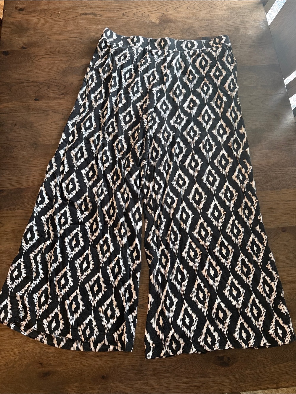 Torrid Women's 2T Black & White Patterned Lightweight Wide Leg Pants